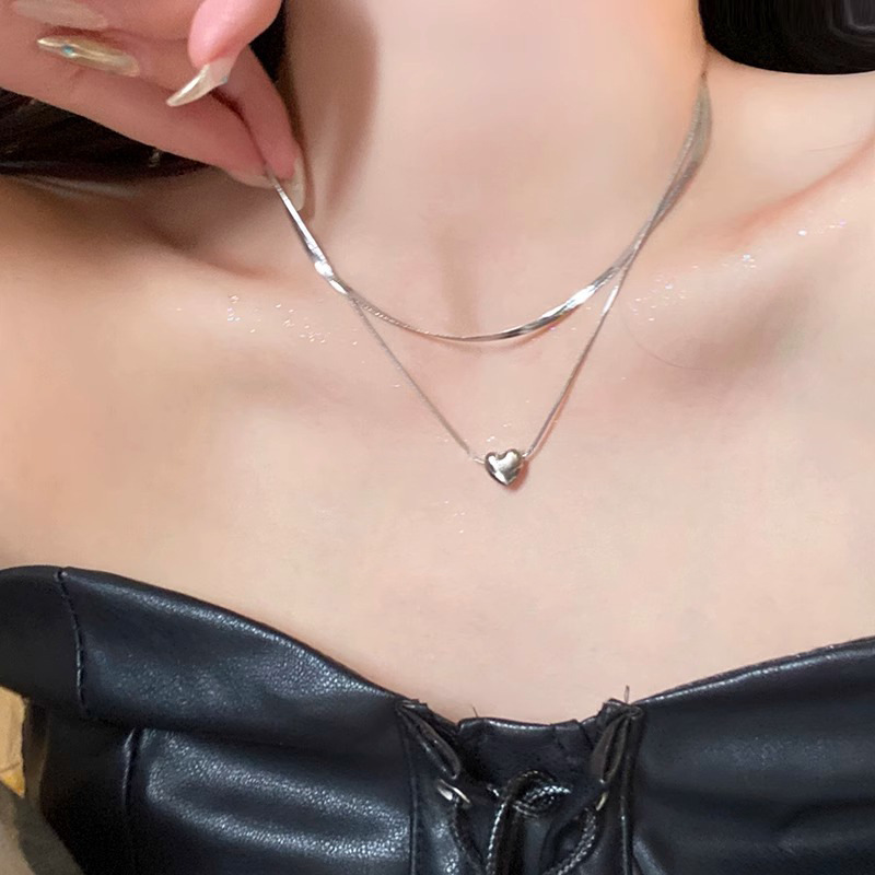 Double-layer metal heart-shaped snake bone chain for women, a unique, retro, simple and versatile necklace, neckchain and collarbone chain full figure