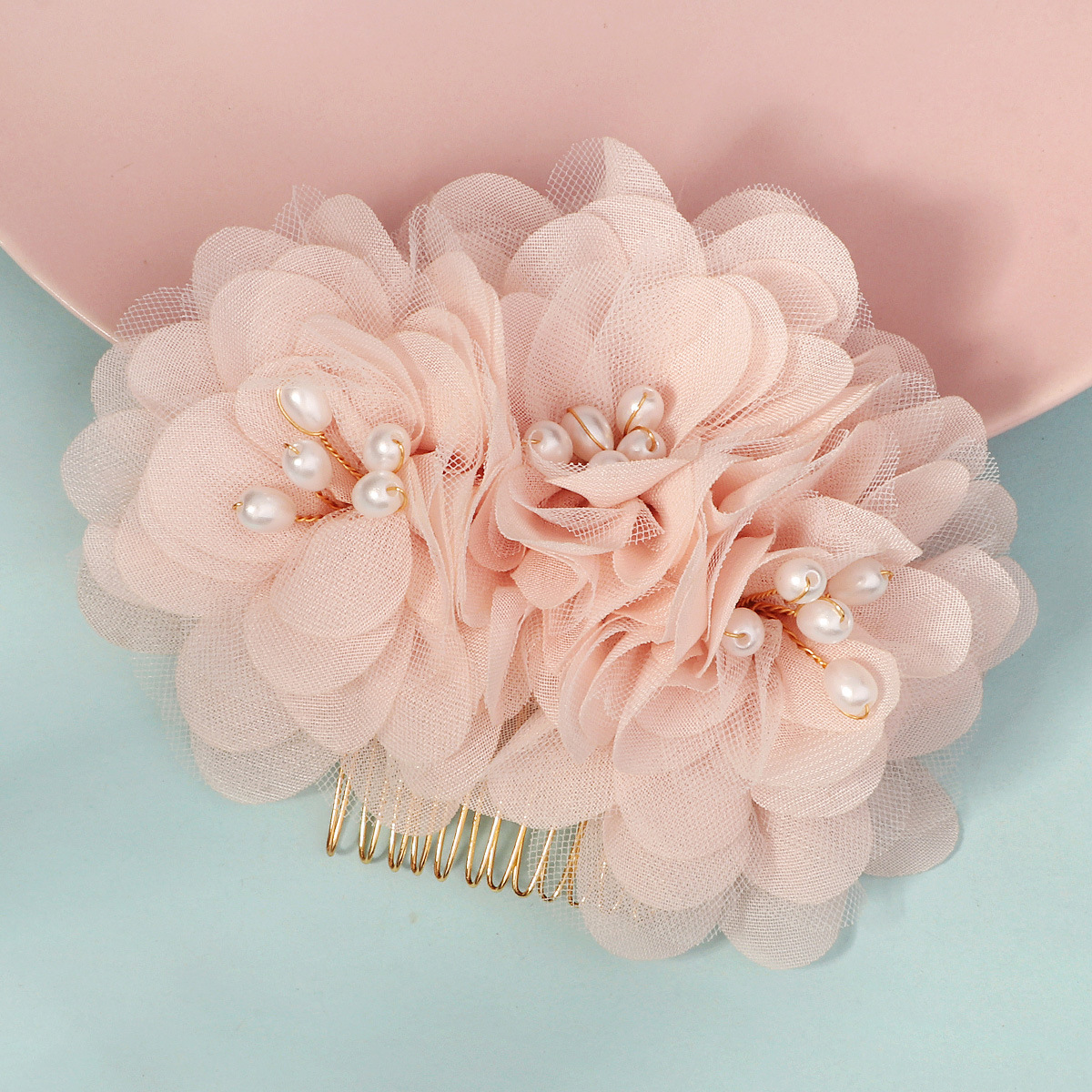 A new cross-border pink pearl flower arrangement comb, a versatile headwear for photo shoots and Internet celebrities, and a gauze floral bridal hair comb details Picture