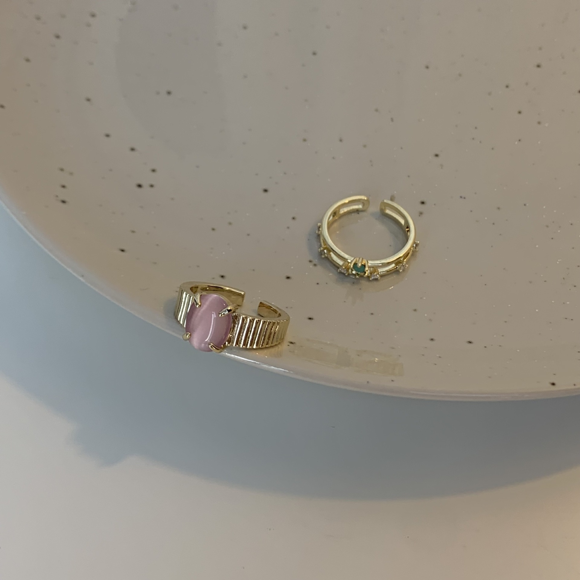 A new Korean-style white rose heart-shaped flower open ring for women's ins, with a niche design and a high-end feel, is a sophisticated index finger ring Application Scenario