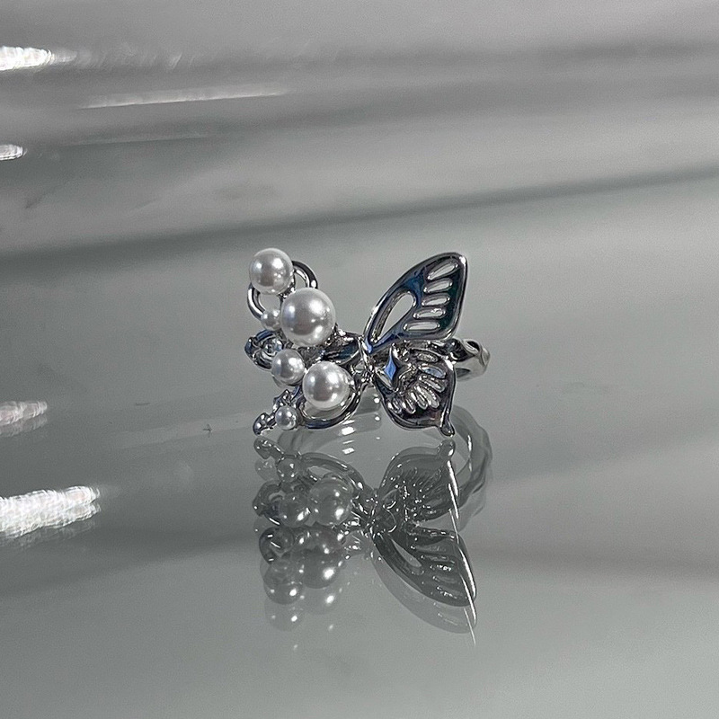 Exquisite and unique butterfly pearl hollowed-out open ring, versatile open ring for women on Instagram, cold style, niche and elegant index finger ring trend full figure