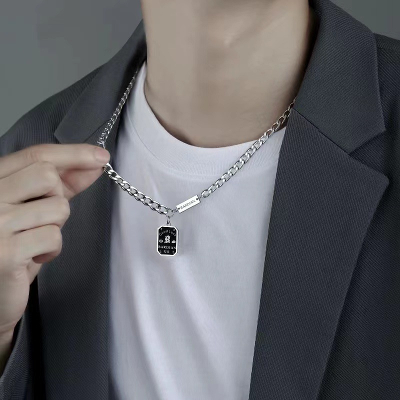 A titanium steel non-fading necklace with a high-end design sense for women, a niche pendant for men, a trendy sweater chain for Instagram hip-hop Specification drawing