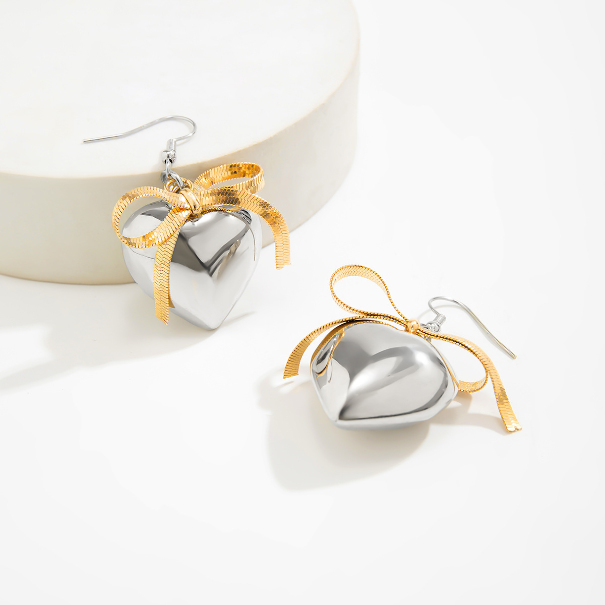European and American cross-border jewelry, ins style, three-dimensional and elegant, heart-shaped contrasting color, butterfly stud earrings earrings Application Scenario