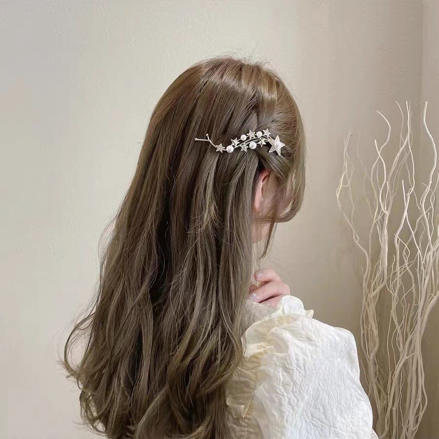 New diamond-encrusted meteor hair clips, straight clips, bangs clips, edge hair clips, duckbeak clips, ancient-style twist clips, headwear and hair accessories for women Application Scenario
