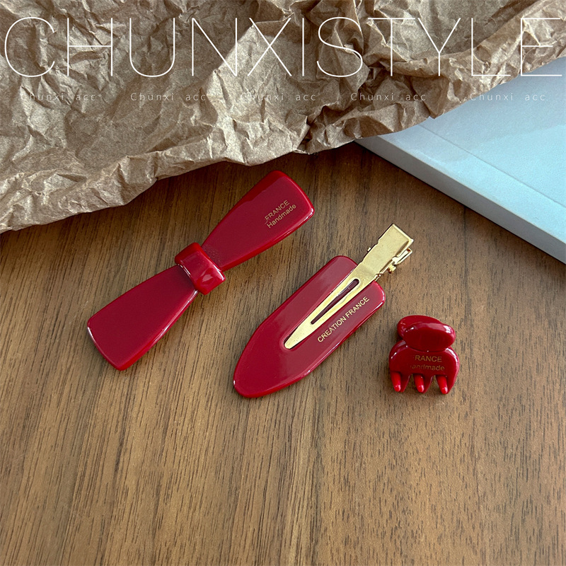 A cute retro wine-red mini bangs brim clip with a seamless hair accessory from Dongdaemun, France, South Korea Application Scenario