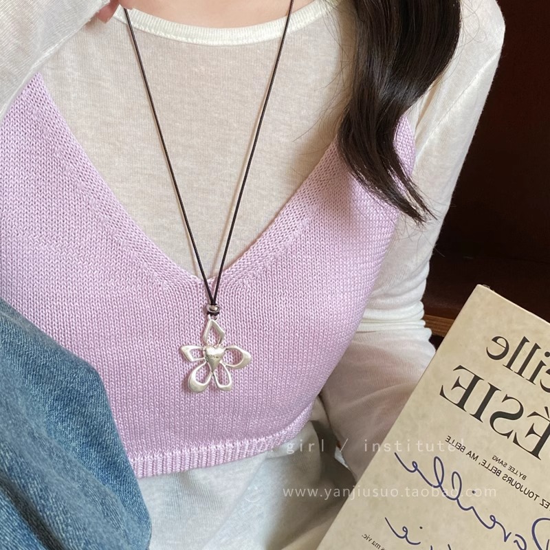 Korean Instagram blogger's hollowed-out flower pendant necklace is a feminine black rope that can be pulled and adjusted. It's a long sweater chain Application Scenario