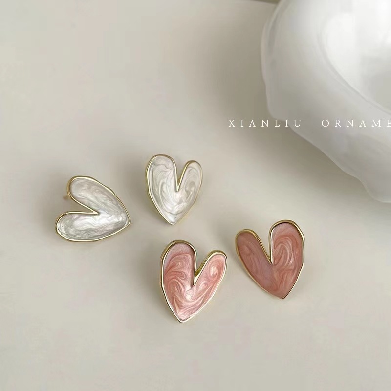 The 2025 new Japanese and Korean heart-shaped stud earrings are versatile, with a fresh and cold style and a high-end feel. They are a pair of pearlescent earrings for girls full figure