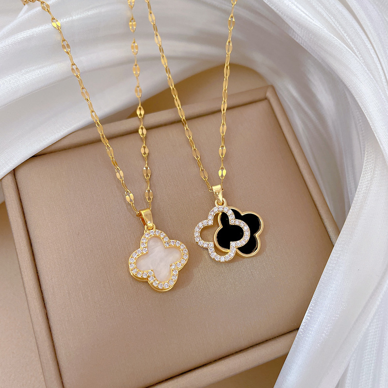 【 Titanium Steel 】 The new diamond-encrusted four-leaf flower necklace exudes a feminine charm and a sense of sophistication. The double-sided shell collarbone chain is a bestseller full figure