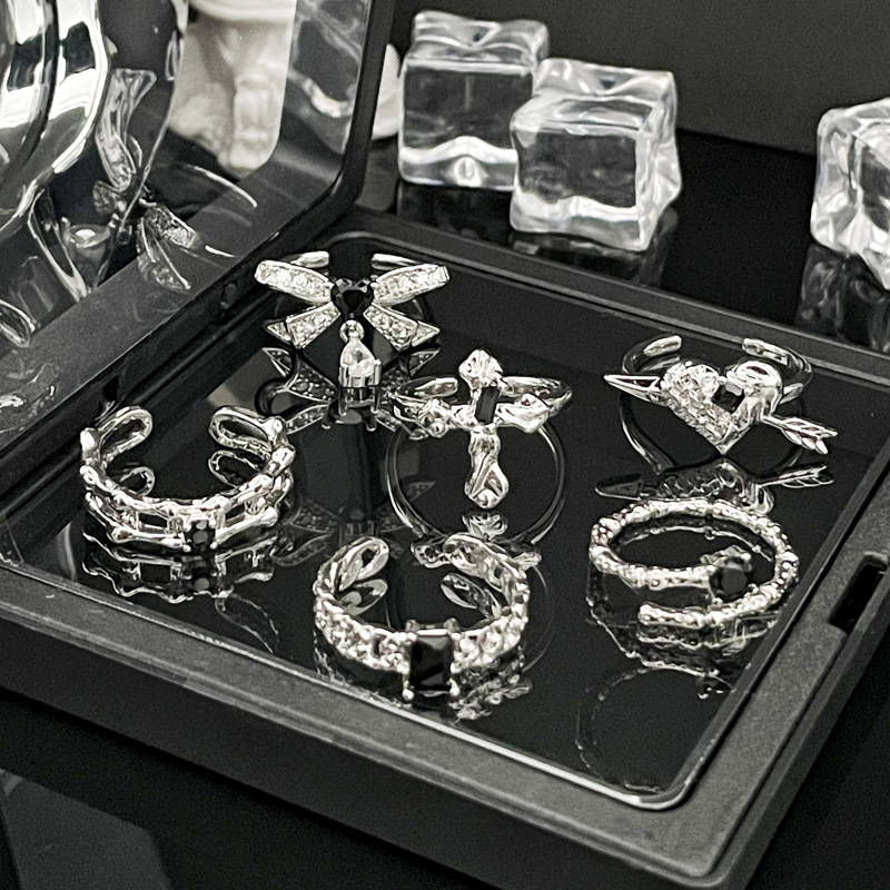A unique dark bow, heart-shaped cross, black diamond open ring, a women's niche design, light luxury and versatile index finger ring Specification drawing