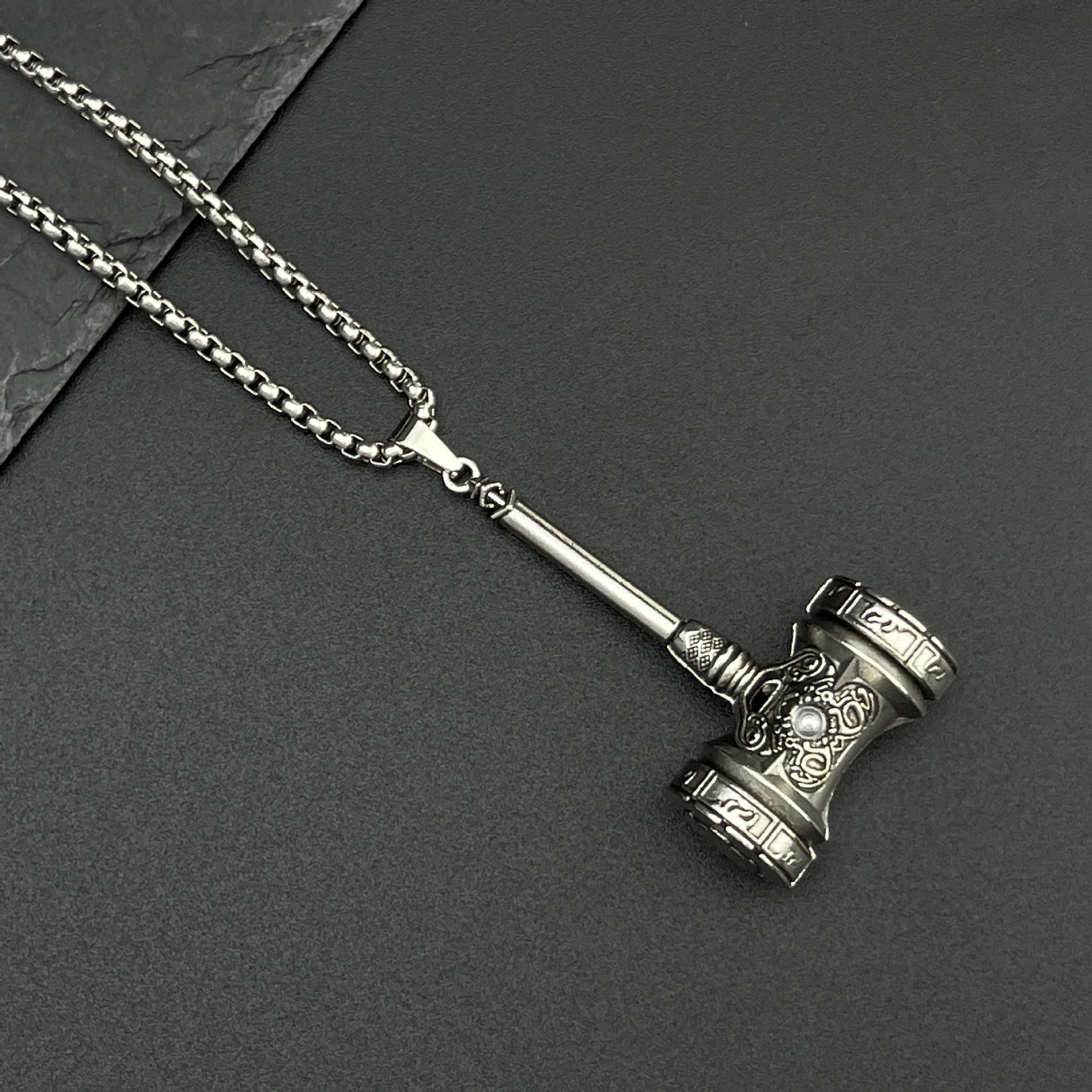Wholesale of new cross-border Nordic Viking Thor's Hammer titanium steel necklace, personalized retro and trendy hip-hop alloy pendant for men Specification drawing