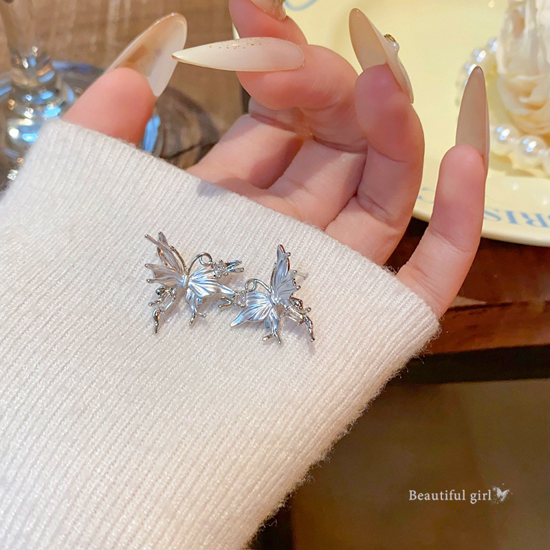Korean-style metal diamond-encrusted butterfly stud earrings for women in autumn and winter are fashionable and retro. They exude a sense of sophistication, are simple and versatile, and are a trendy ear accessory Specification drawing