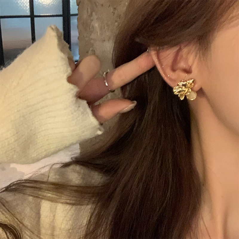 French retro metal cat's eye stone three-dimensional flower earrings, women's light luxury high-end design stud earrings Specification drawing