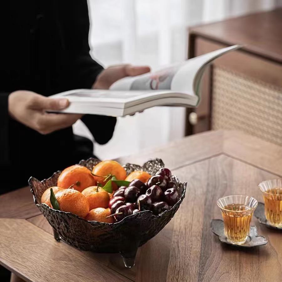 Hammer-patterned fruit plate, living room home, high appearance level, dessert bowl, tall leg, candy and snack plate, irregular glass bowl, grey details Picture