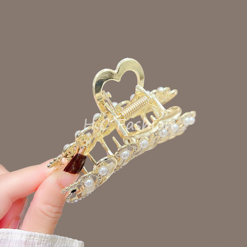 A new, niche and high-end women's glass peacock hair clip, a delicate shark clip on the back of the head, a hair bun and headwear Application Scenario