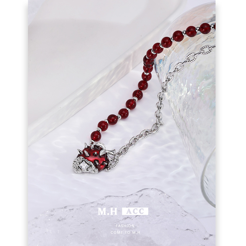 Original thorn strawberry necklace, versatile for women's fashion, sweet and cool, spicy girl style, high-end beaded patchwork collarbone chain necklace Application Scenario