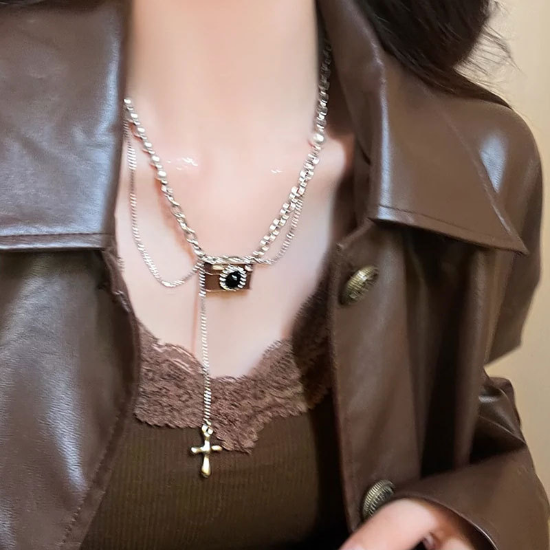 Exaggerated retro brown camera necklace, female personality, hot girl, hip-hop fashion, trendy temperament, versatile neck chain, sweater chain details Picture