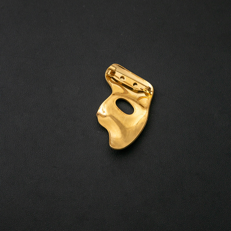 New retro European and American masks, brooches, unique and simple facial pins, niche and versatile, high-end suit accessories Application Scenario