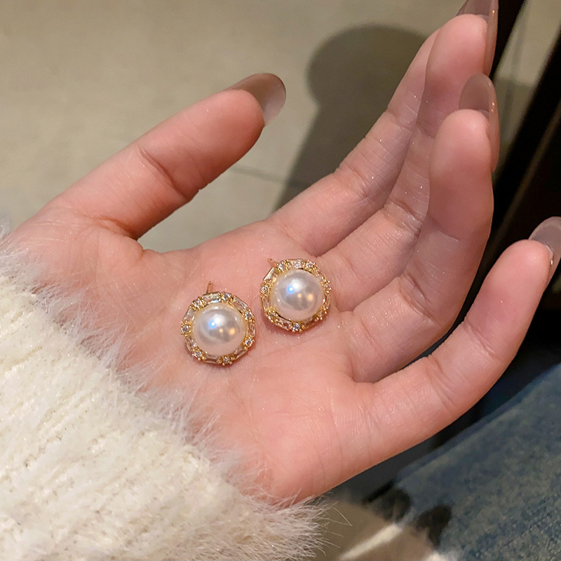 Light luxury and simple pearl earrings with round zircon stud earrings are versatile for women, exuding a sense of elegance and sophistication. They are trendy and popular earrings Specification drawing