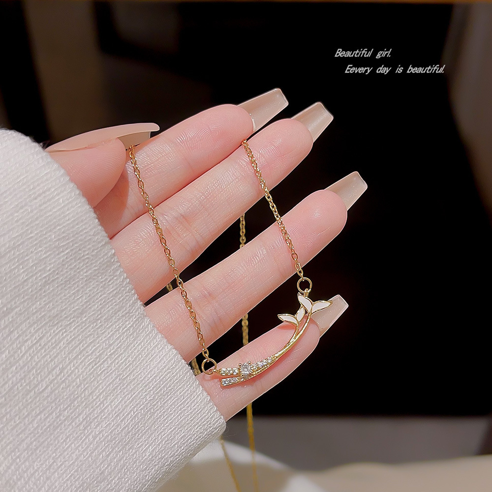 Korean simple fishtail necklace that doesn't fade, light luxury new pendant, niche design sense, versatile necklace, collarbone chain for women Application Scenario