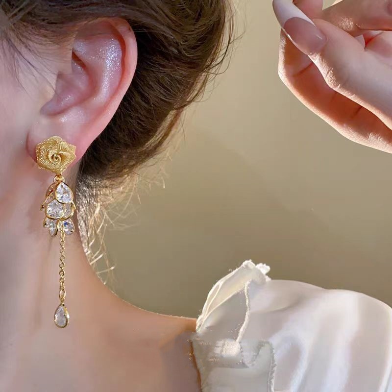 The 2025 new French retro elegant earrings with a touch of light luxury and high-end style, featuring mesh rose and zirconium fringes details Picture