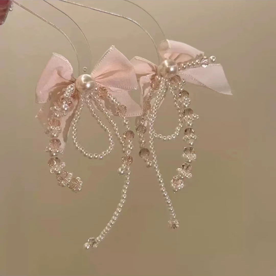 Vacation-style crystal flower tassel earrings designed for women, exaggerated earrings, fashionable, super ethereal, and elegant earrings Application Scenario
