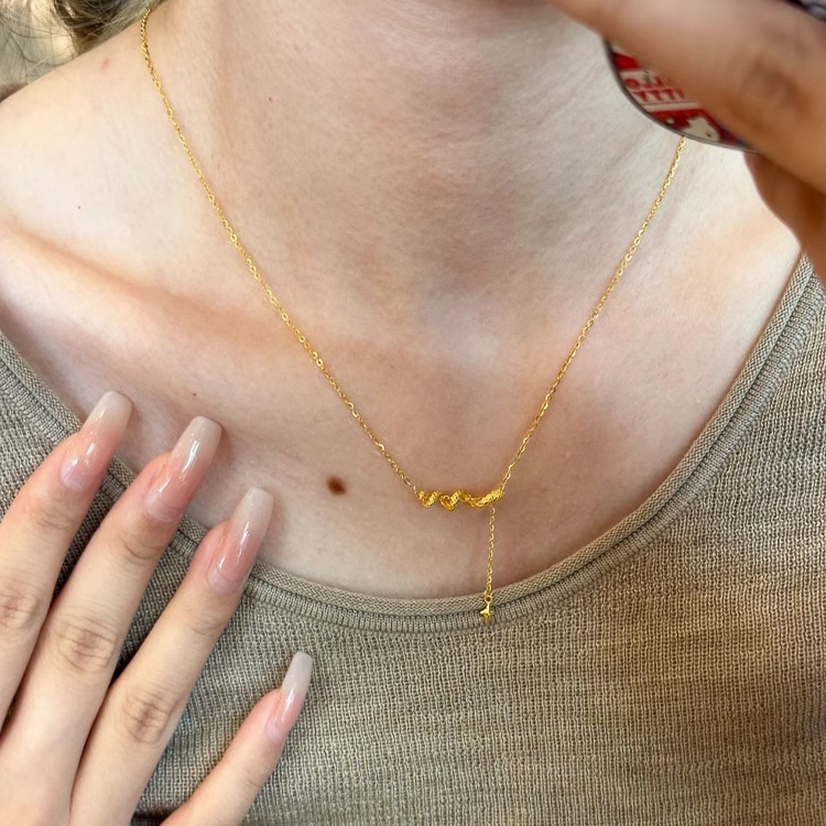 The classic design of the golden small snake collarbone chain exudes elegance. It is retro, simple and versatile, and a light luxury collarbone chain Specification drawing