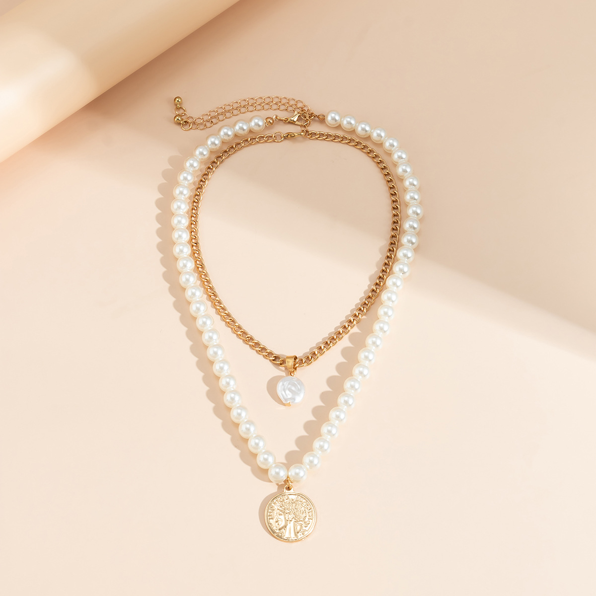 European and American cross-border jewelry: Simple and retro style pearl chain necklace, fashionable beaded figure, hip-hop necklace for women Application Scenario