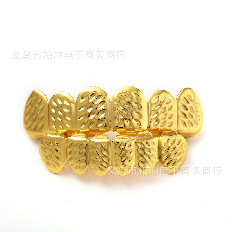 Factory direct sales of 18k gold-plated 6-toothed vampire dentures carved leopard print metal hip-hop braces for Halloween decoration Application Scenario