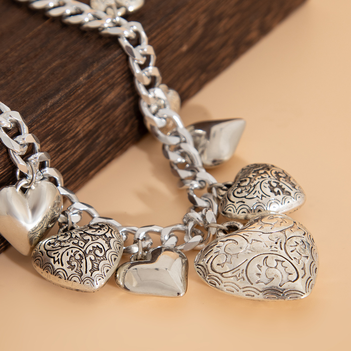 European and American cross-border accessories punk print heart pendant collarbone chain personalized metallic feel Necklace set Application Scenario