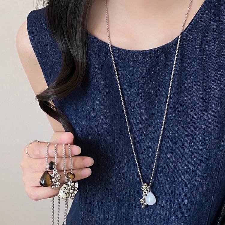 A design sense grape string titanium steel necklace, a retro, niche, light luxury, fashionable and versatile necklace and collarbone chain for women details Picture