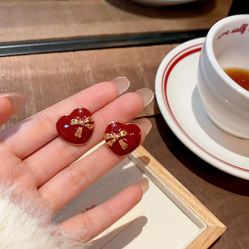 Ankela red glazed heart-shaped stud earrings for women, retro Hong Kong-style bow New Year earrings, sweet design sense earrings full figure