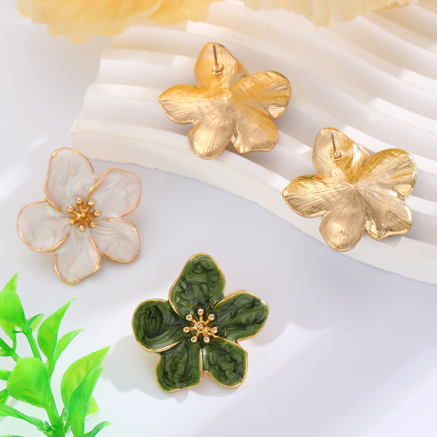 New European and American fashionable oil-dripping flower stud earrings for women, elegant and high-end, simple and elegant earrings, cross-border earrings wholesale Application Scenario