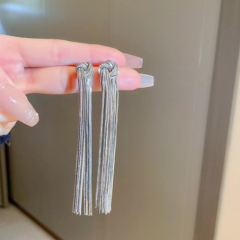 The same style of knotted tassel earrings as the "Mad Dog Big Sister" is a versatile and elegant long tassel earring Application Scenario