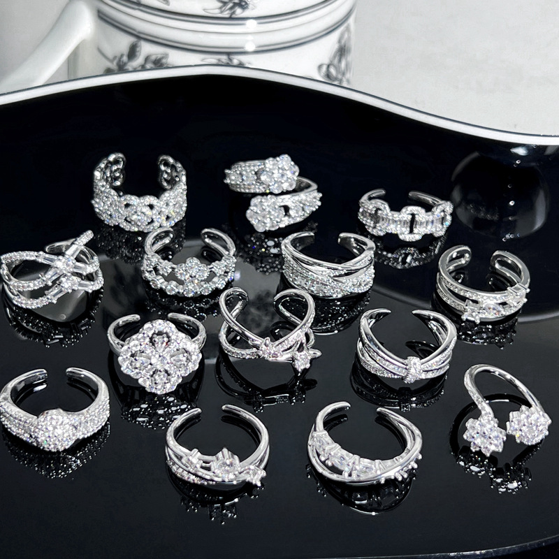 A light luxury, super shiny, full diamond, four-leaf clover, elegant open ring for women, multi-layered fashion, high-end feel, and a niche design sense ring full figure