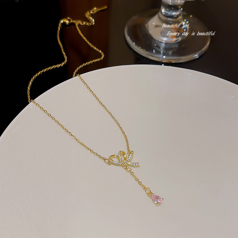 A niche design butterfly necklace, a fashionable titanium steel collarbone chain sweater chain worn by a female Korean Internet celebrity, and a personalized accessory Specification drawing