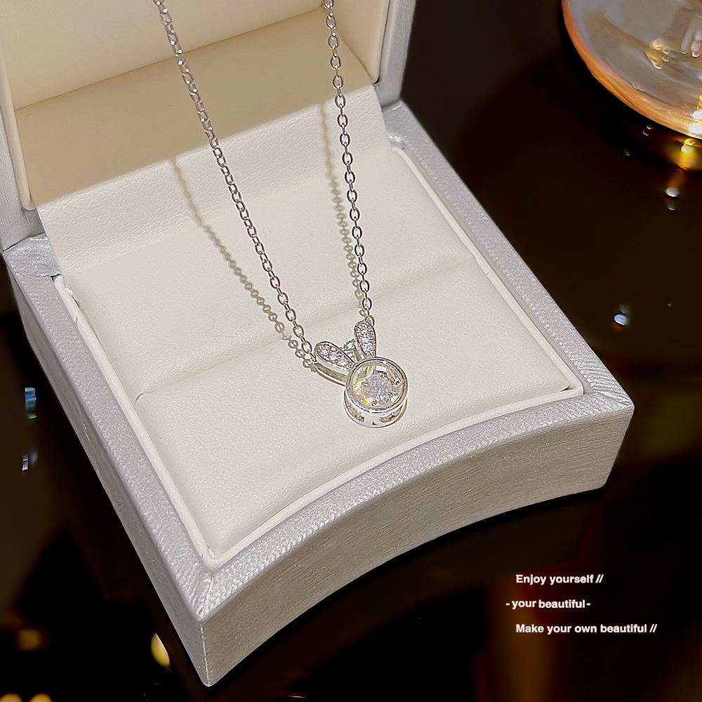 A cute and lively student rabbit necklace, a unique Korean version of a girl's heart pendant, and a stylish titanium steel collarbone necklace accessory Application Scenario