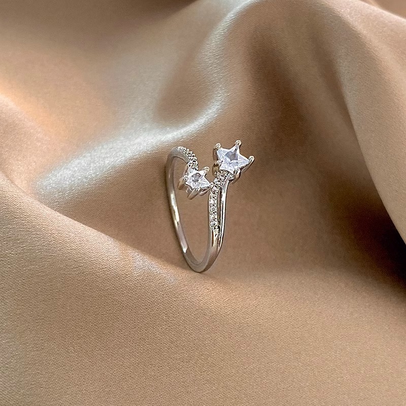 The micro-inlaid zircon star open ring is a niche design for women, exuding a sense of high-end luxury and trendy food rings. It's an extremely elegant jewelry accessory Application Scenario
