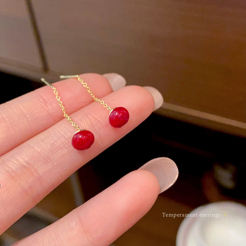 The Ankela red love bean tassel ear thread exudes a feminine, high-end and exquisite touch. The delicate ear studs are a light luxury and New Year's style earrings full figure