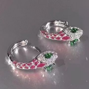 The girl from the Snake Academy! Personalized and versatile pink snake-shaped ear buckles, sweet and cool for women, and stylish snake-shaped ear studs design earrings Application Scenario