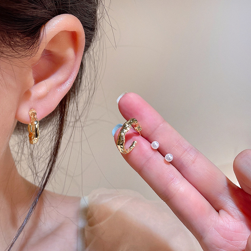 Irregular pleated metal set, pearl earrings, women's fashionable and elegant C-shaped stud earrings, Korean-style elegant earrings wholesale details Picture
