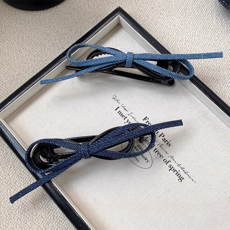 Retro denim bow twist clip for women with a high-end feel 2025 new one-line grab clip for the back of the head, hair clip and hair accessory details Picture