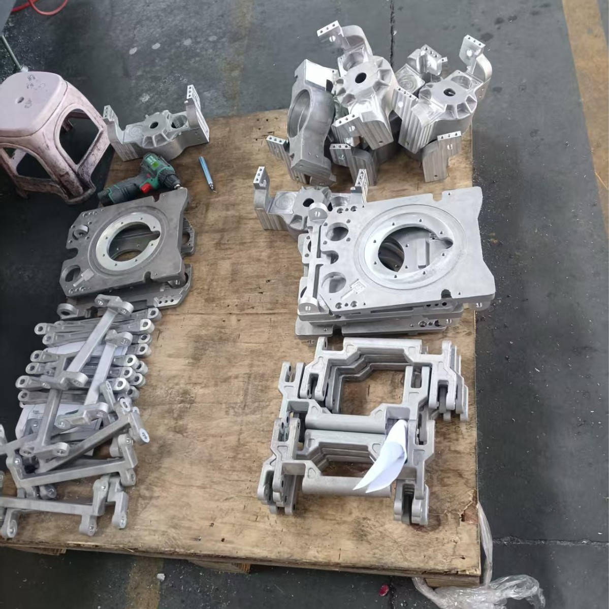 The AGV submersible lifting type material handling robot features an all-aluminum chassis, which is stable, lightweight and reliable, capable of withstanding 50 to 5,000 tons Application Scenario