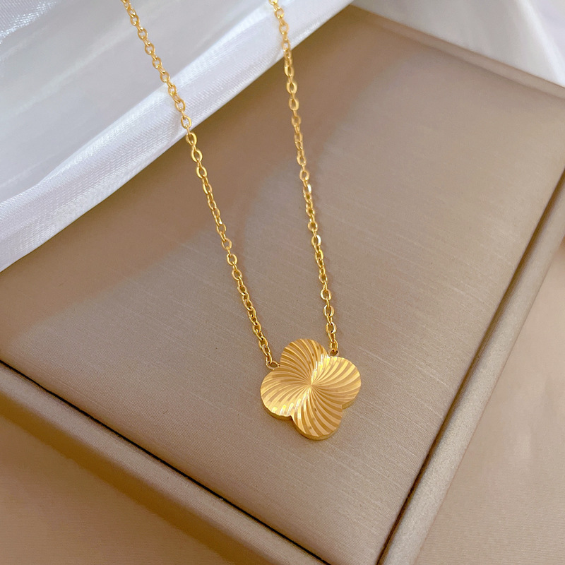 【 All-titanium Steel 】 Four-leaf rotating minimalist style furnace, real gold necklace, female Instagram influencer collarbone chain to match Application Scenario