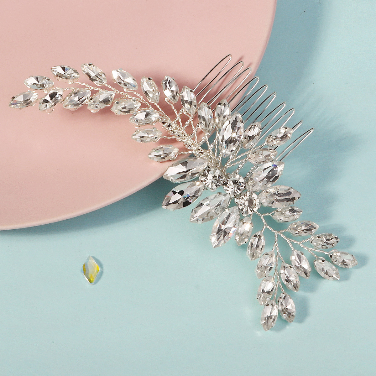 Cross-border new bride accessories: Horse eye water diamond insert comb, wedding performance updo hair accessory, high-end handcrafted comb for women Specification drawing