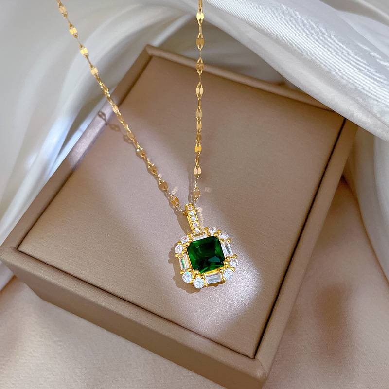 【 Titanium Steel 】 Light luxury slightly inlaid real gold zircon full diamond necklace for women, new collarbone chain, light luxury and niche design sense Application Scenario