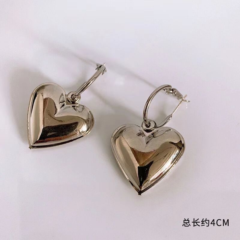 The new 2025 model of the stylish and high-end heart-shaped ear rings for women features a unique and versatile design with a three-dimensional heart-shaped stud Application Scenario