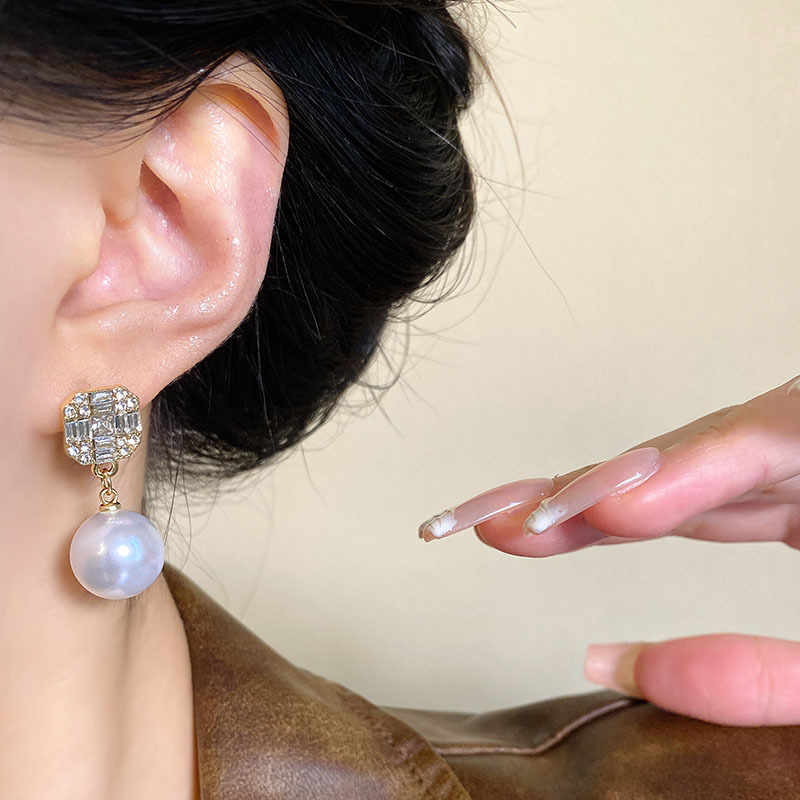 Exquisite zircon pearl earrings for women, 2024 new, niche design sense, versatile and elegant bestseller earrings wholesale Application Scenario