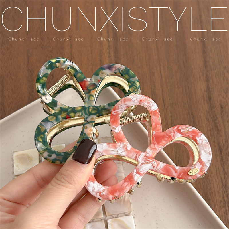 YD Korean-style simple and elegant 8-shaped metal gripper, bath hair gripper, shark clip, back of the head, updo hair clip, hair accessory Application Scenario