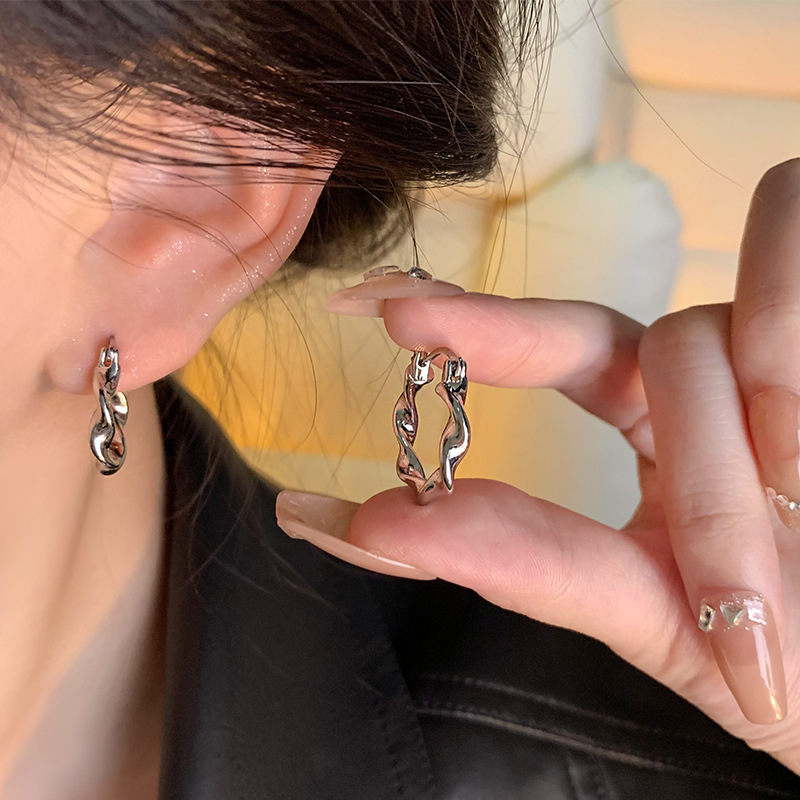Irregular circular earrings with a metallic feel from Europe and America, a unique and versatile style for women, are trendy and trendy earrings that are popular on the Internet details Picture