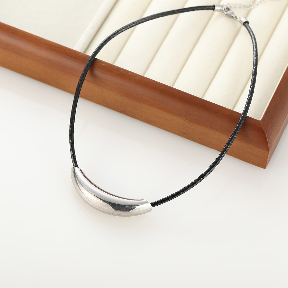 New European and American style leather rope necklace, fashionable and elegant, niche geometric item hip-hop pendant collarbone chain wholesale details Picture