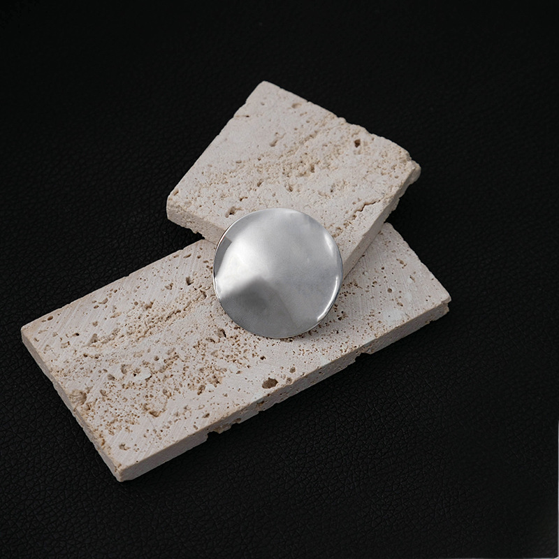 Wholesale of cross-border exaggerated metal geometric brooches from Europe and America, simple and versatile round high-end clothing accessory brooches Application Scenario